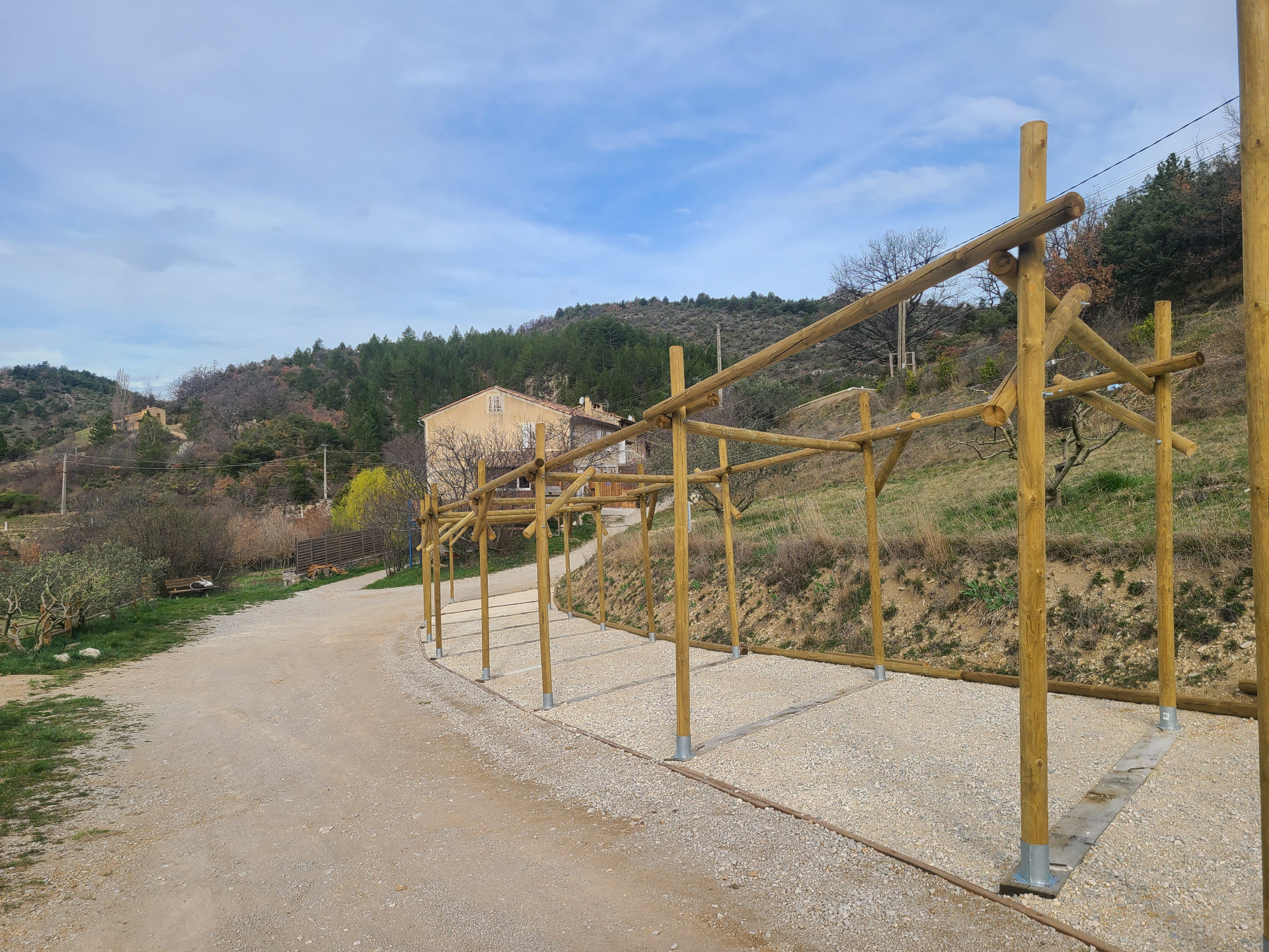 les-g-tes-de-moussan-montbrun-les-bains-parking-892