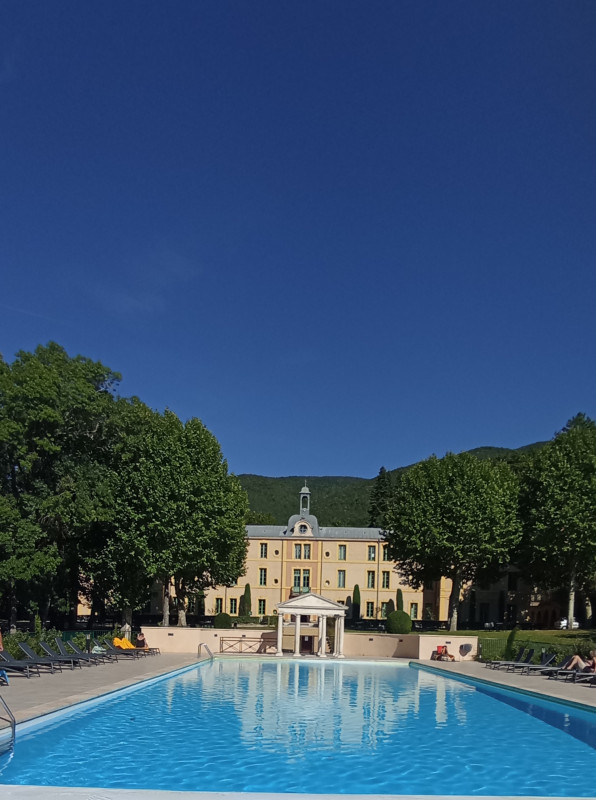 Grande piscine avec vue sur le Mont Ventoux